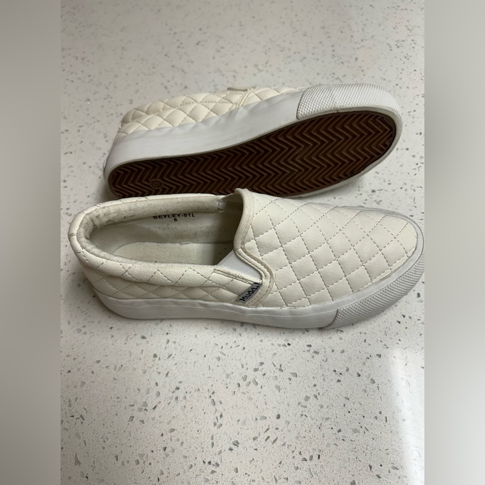 Mudd BEYLEY White Quilted Leather Slip On Low Top Sneakers BEYLEY-01L size 6